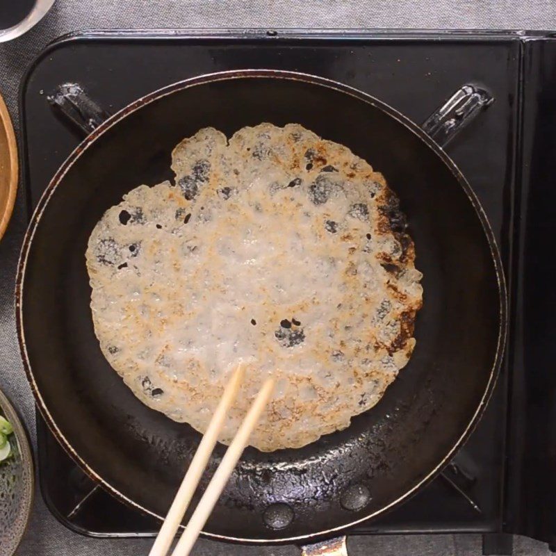 Step 6 Frying eggs with oysters and batter Singapore-style fried oyster eggs