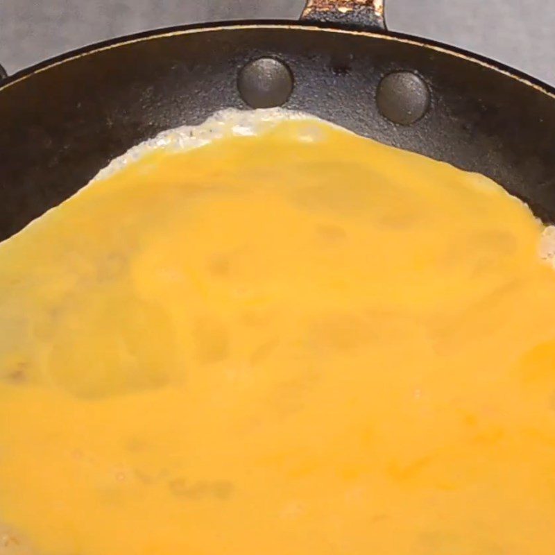 Step 6 Frying eggs with oysters and batter Singapore-style fried oyster eggs