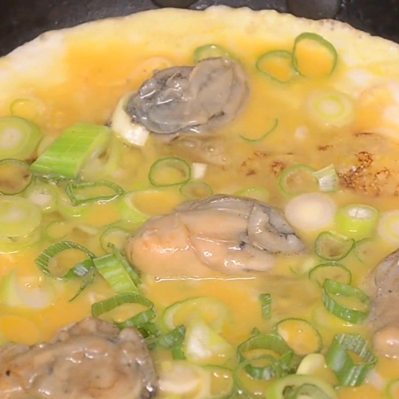 Step 6 Frying eggs with oysters and batter Singapore-style fried oyster eggs