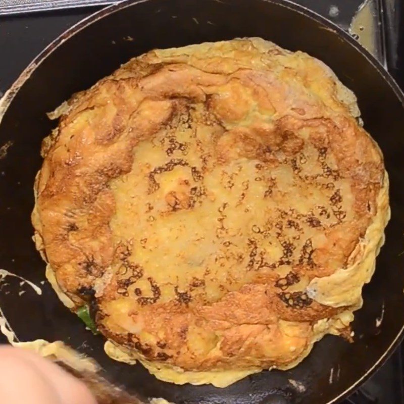 Step 6 Frying eggs with oysters and batter Singapore-style fried oyster eggs