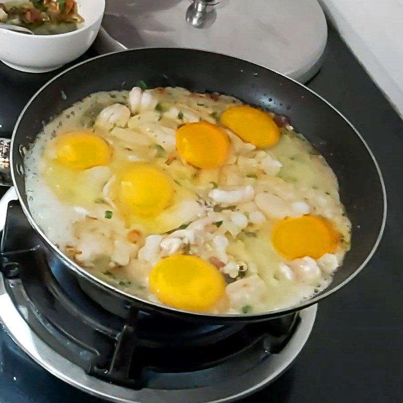 Step 3 Fry beef marrow with eggs Beef marrow fried with chicken eggs