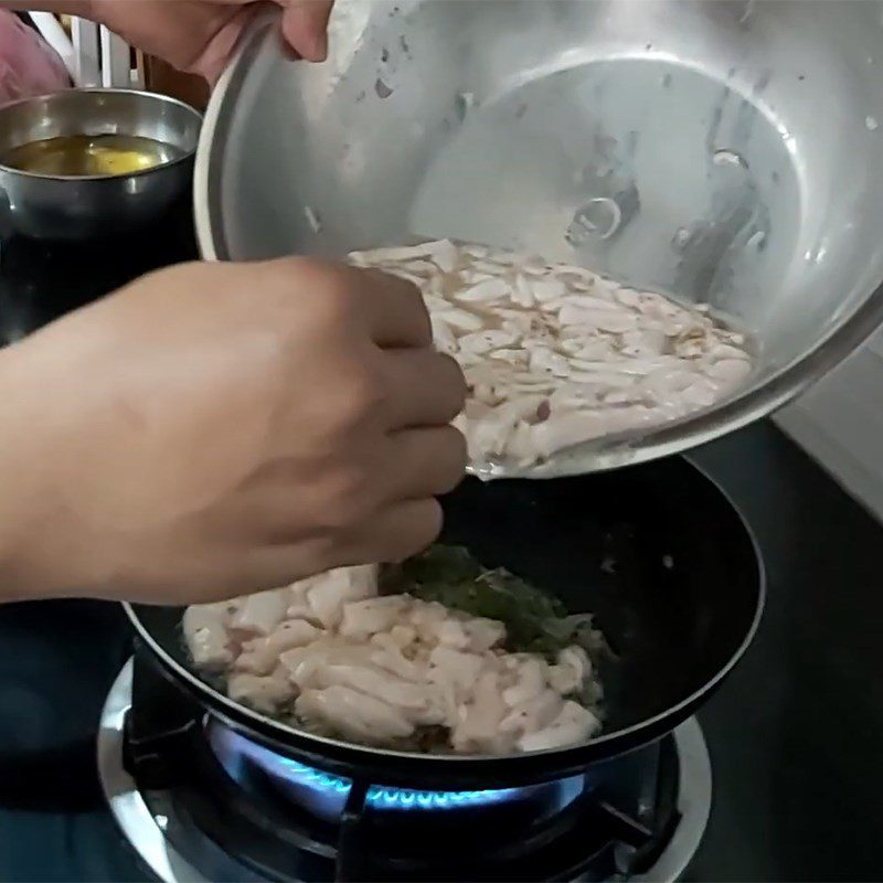 Step 3 Fry beef marrow with eggs Beef marrow fried with chicken eggs