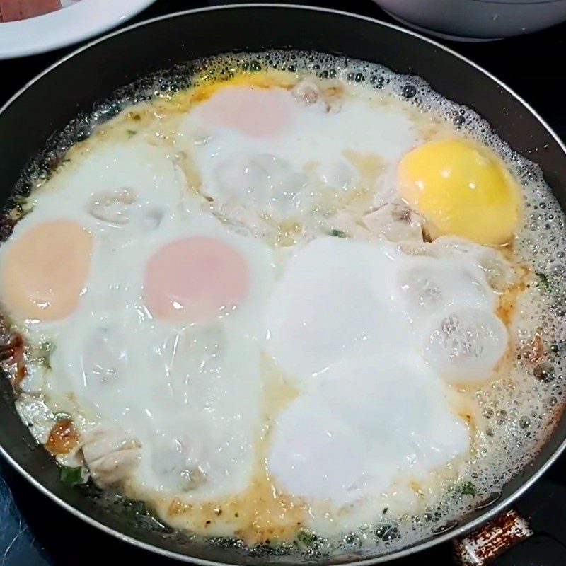 Step 3 Fry beef marrow with eggs Beef marrow fried with chicken eggs