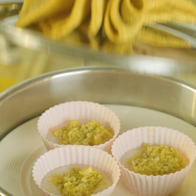 Step 6 Place the cake in the mold and steam the cake The cake does not need banana leaves