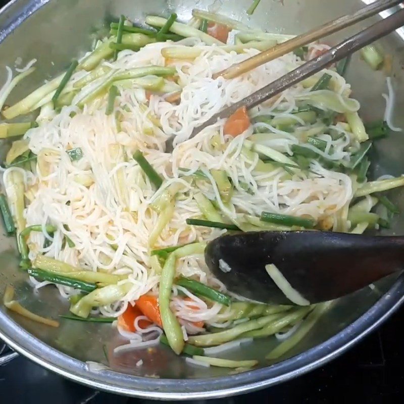 Step 3 Add the noodles Stir-fried noodles with tomato and water celery