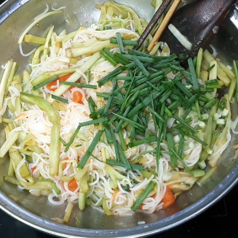 Step 3 Add the noodles Stir-fried noodles with tomato and water celery