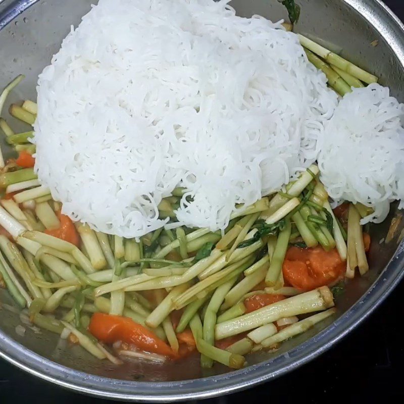 Step 3 Add the noodles Stir-fried noodles with tomato and water celery