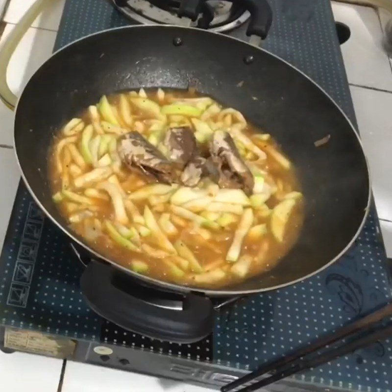 Step 3 Add canned fish Canned sardines stir-fried with gourd