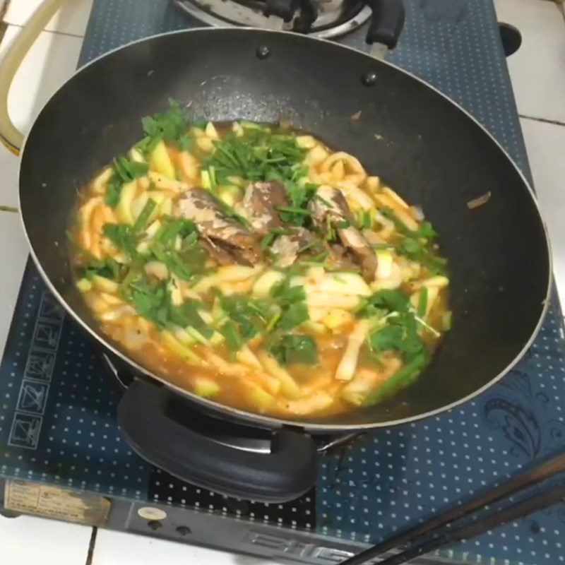 Step 3 Add canned fish to stir-fried gourd with sardines