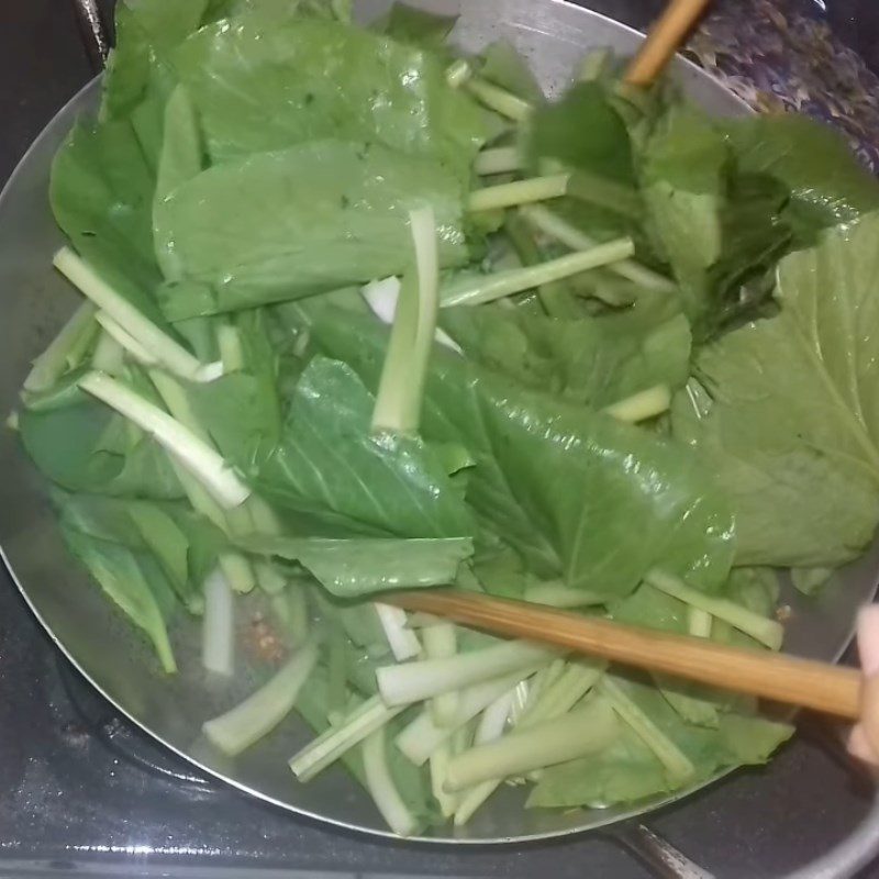 Step 3 Add the greens Stir-fried pork with mustard greens