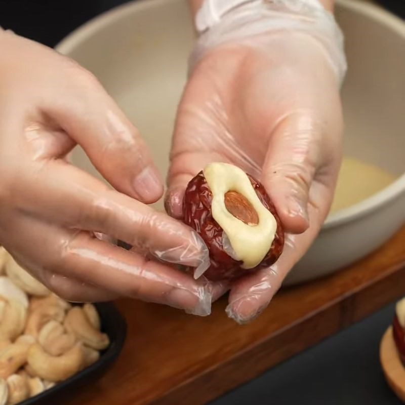 Step 3 Fill the red apple with the filling Red candy