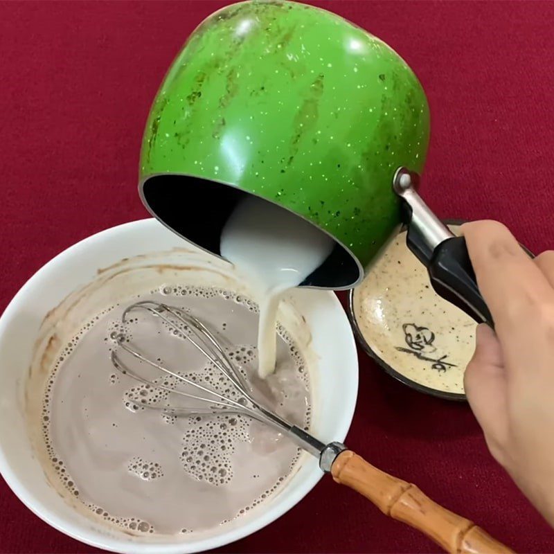 Step 3 Add milk and filter the mixture of fried fresh milk with chocolate flavor