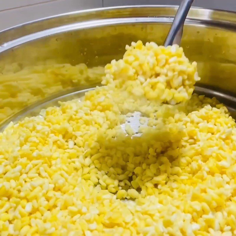 Step 2 Prepare sticky rice with butterfly pea flower and mung beans