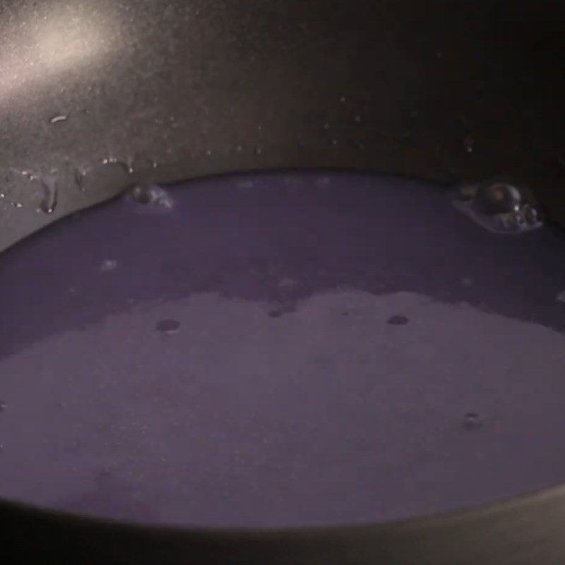 Step 2 Stir-fry Sticky Rice with Butterfly Pea Flower and Cassava