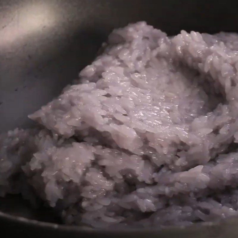 Step 2 Stir-fry Sticky Rice with Butterfly Pea Flower and Cassava