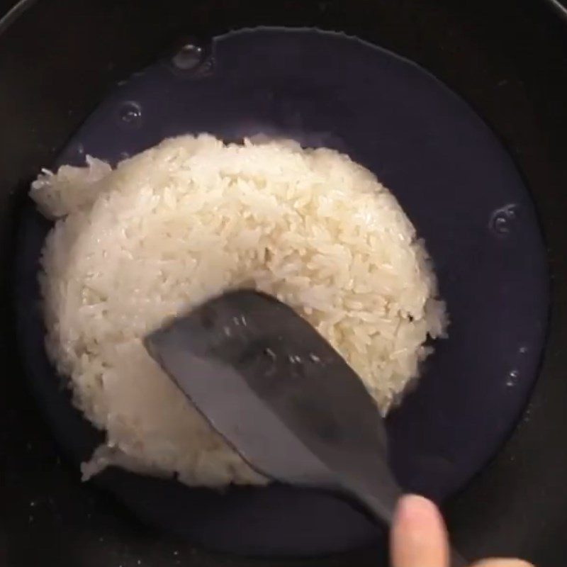 Step 2 Stir-fry Sticky Rice with Butterfly Pea Flower and Cassava