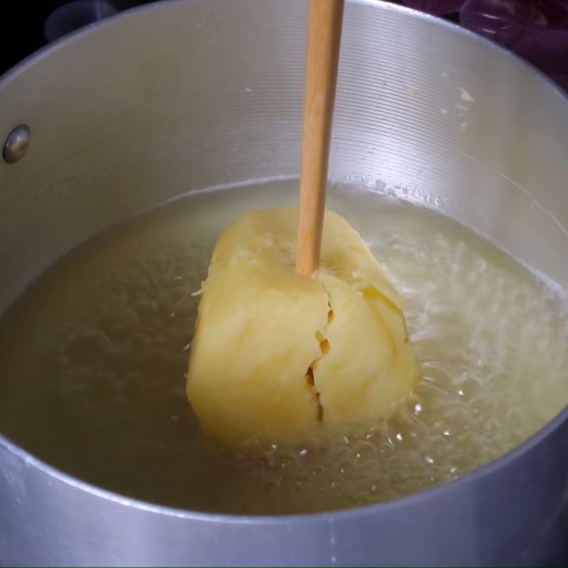 Step 1 Prepare sweet potatoes for cam cakes with sesame sugar coating