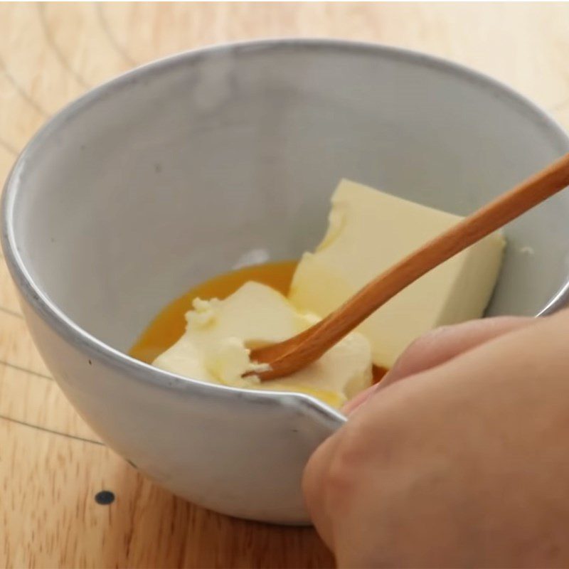 Step 5 Prepare the cake mold, whip the cream cheese for mini strawberry filled bread