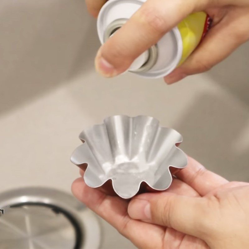 Step 5 Preparing the cake mold, mixing cream cheese Mini strawberry stuffed bread