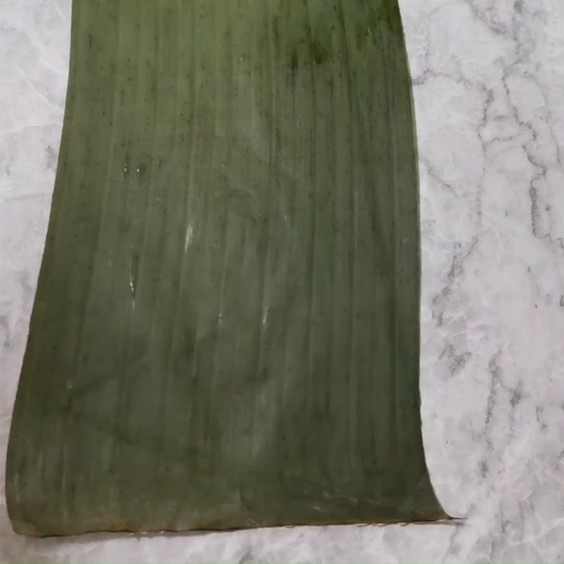 Step 3 Prepare banana leaves for Gac coconut cake with mung bean filling