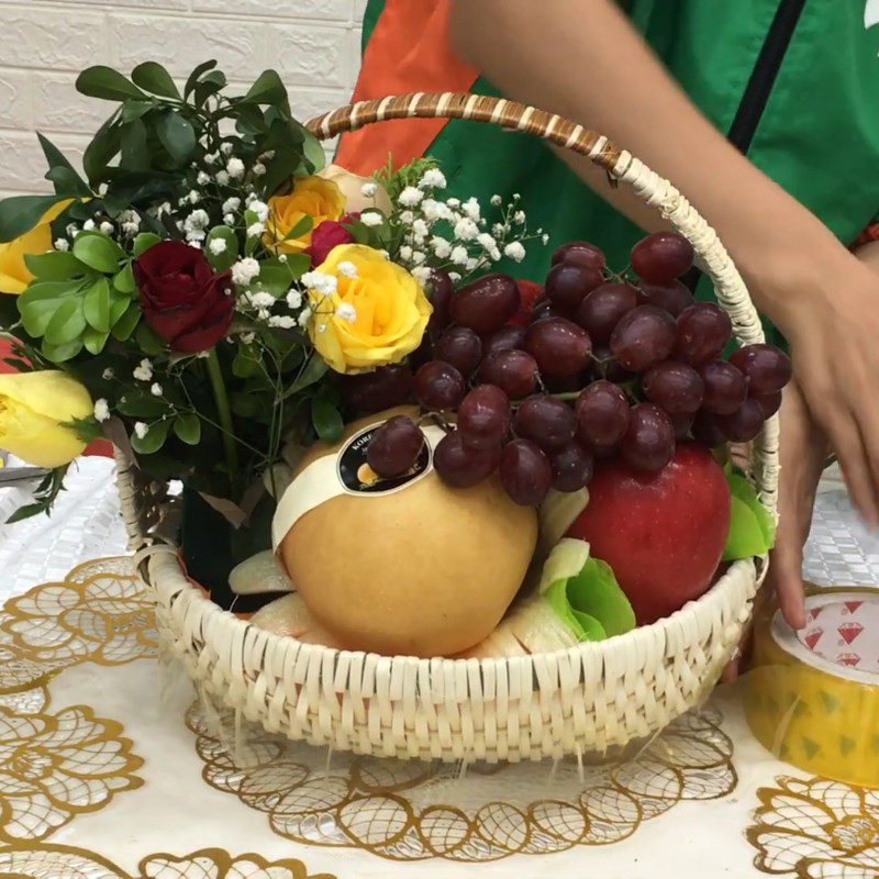 Step 4 Secure with Plastic Wrap Arranging the fruit basket (various types)