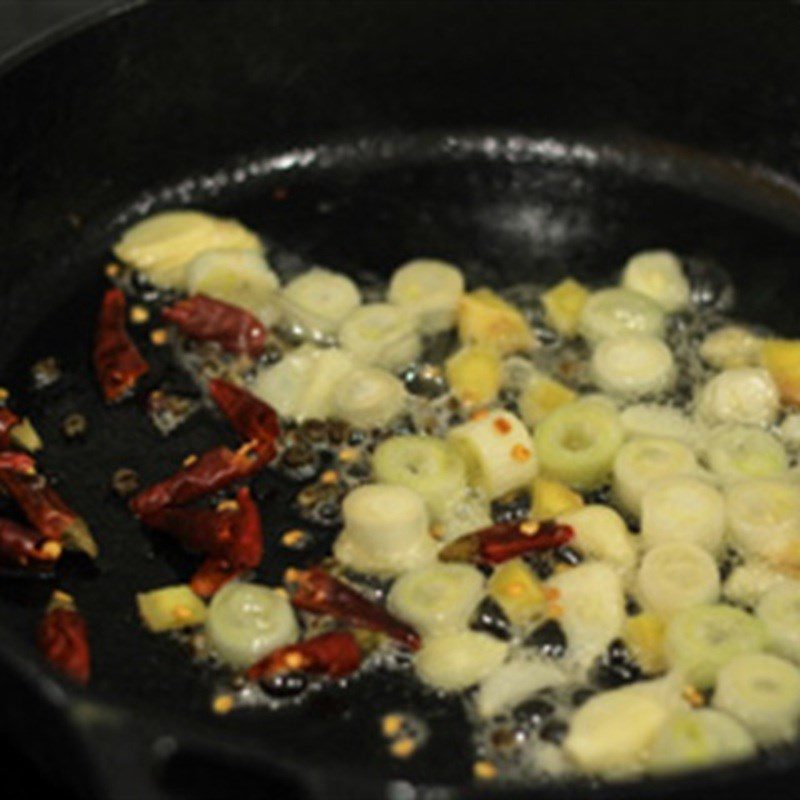 Step 2 Stir-fry the seasonings for stir-fried lotus root with peanuts