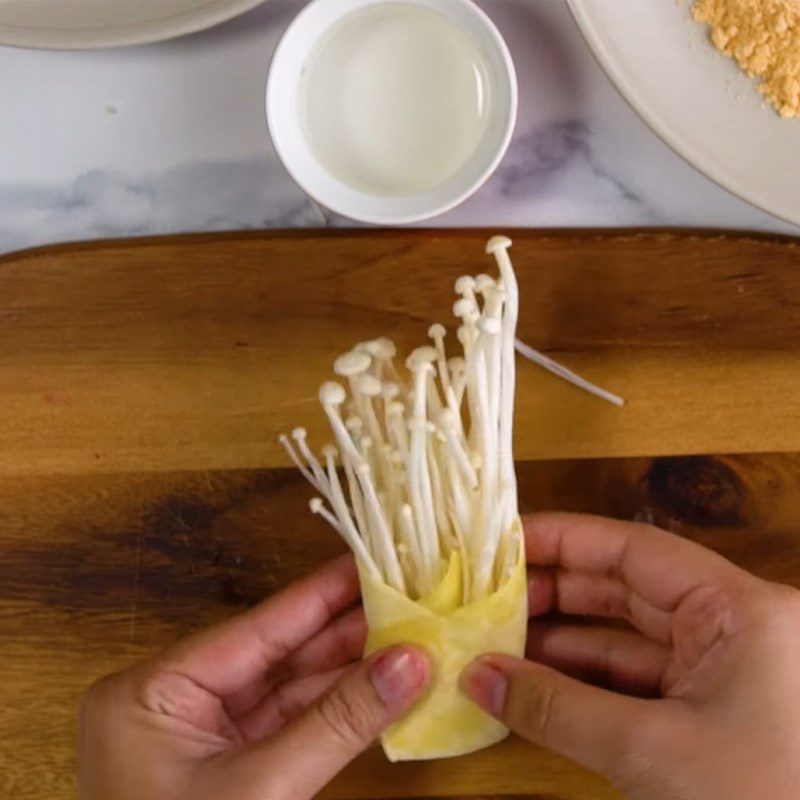 Step 2 Roll the mushrooms Crispy fried enoki mushroom spring rolls