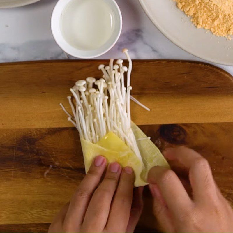 Step 2 Roll the mushrooms Crispy fried enoki mushroom spring rolls