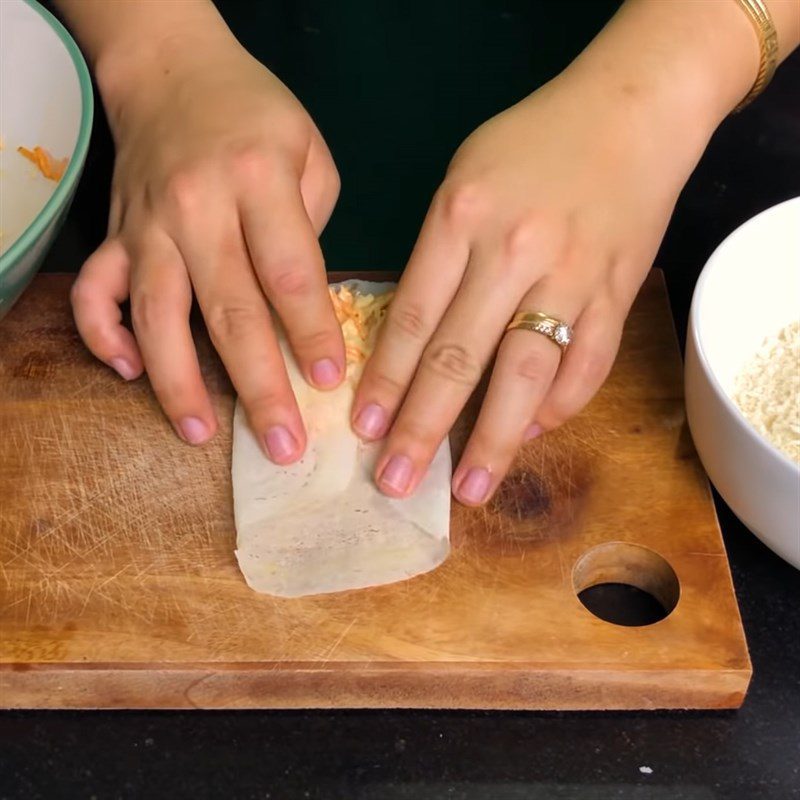 Step 5 Roll the spring rolls Fried seafood spring rolls