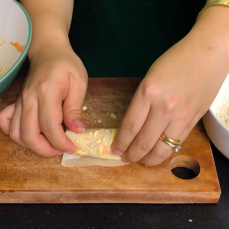 Step 5 Roll the seafood spring rolls