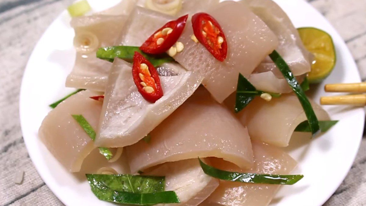 Pork skin (bì heo) soaked in kumquat