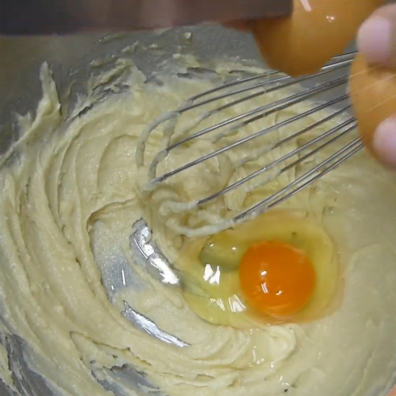 Step 2 Beat butter, sugar, and eggs for Red Velvet sponge cake using a rice cooker