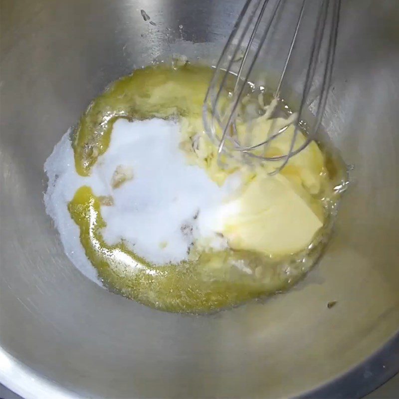 Step 2 Beat butter, sugar, and eggs for Red Velvet sponge cake using a rice cooker