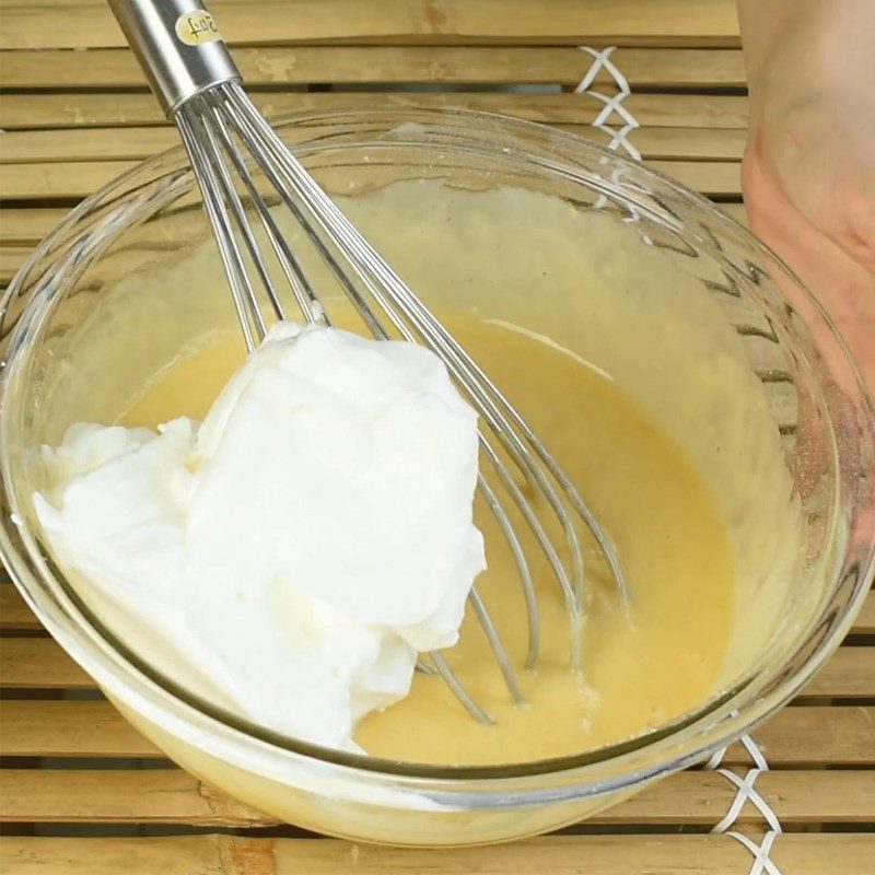 Step 3 Whip the egg whites and mix with the banana cake batter