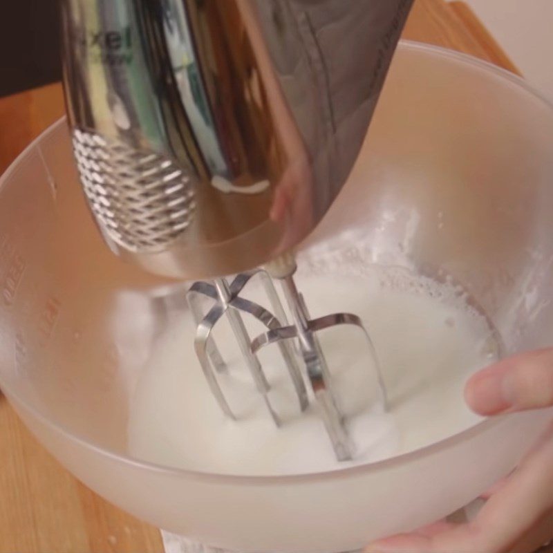 Step 1 Whipping the eggs Kiwi heart-shaped cake