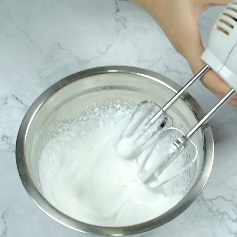 Step 1 Whipping cream for Tiramisu jelly mooncake