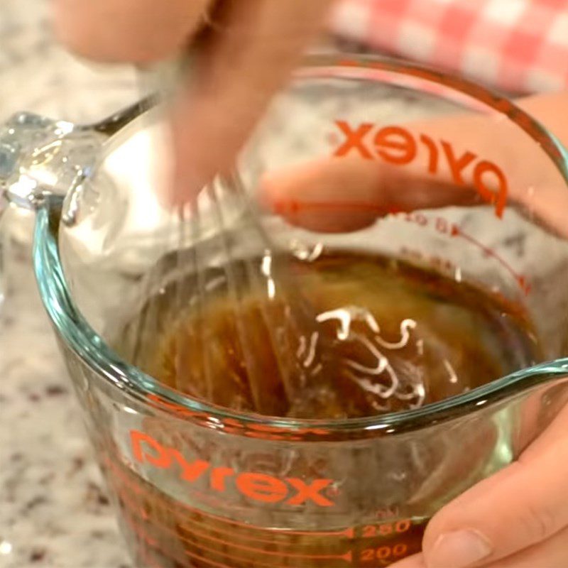 Step 1 Whip the egg mixture for heart-shaped chocolate cake