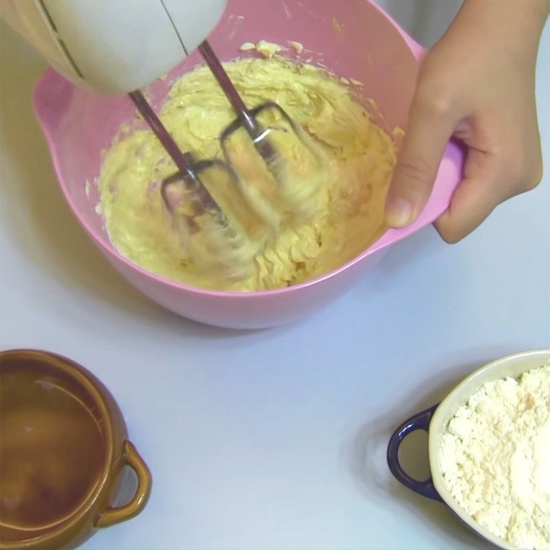 Step 1 Beat the butter and egg mixture for Baked Cheese Tart