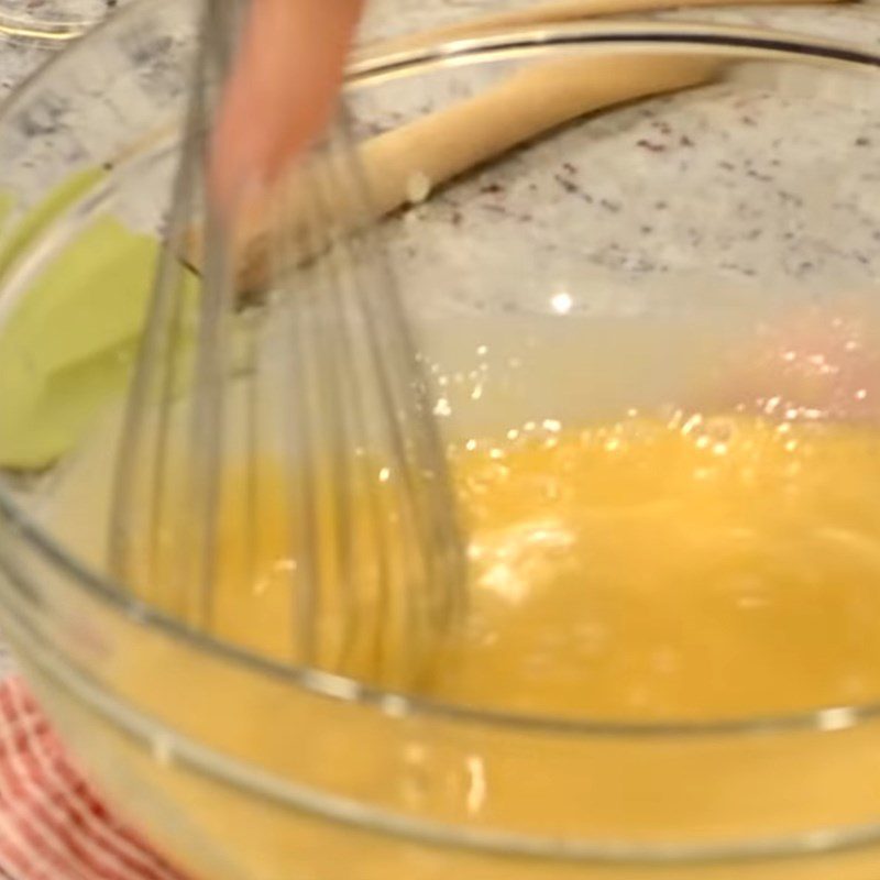 Step 2 Beat the egg mixture Fried eggs with pepper leaf