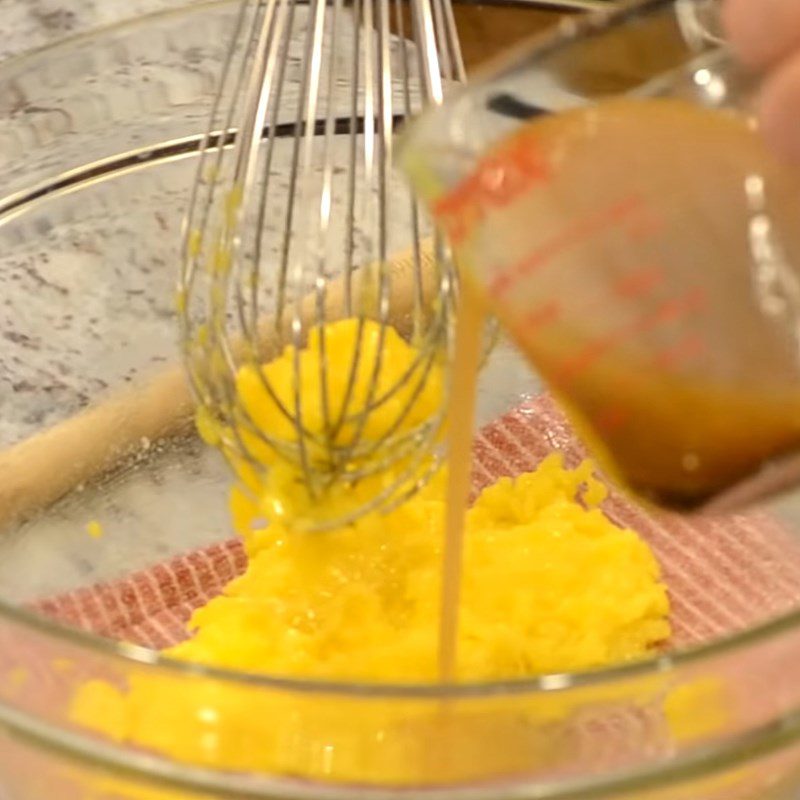 Step 2 Beat the egg mixture Fried eggs with pepper leaf