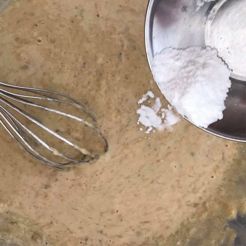 Step 2 Whip the egg yolks for the caramel peach sponge cake