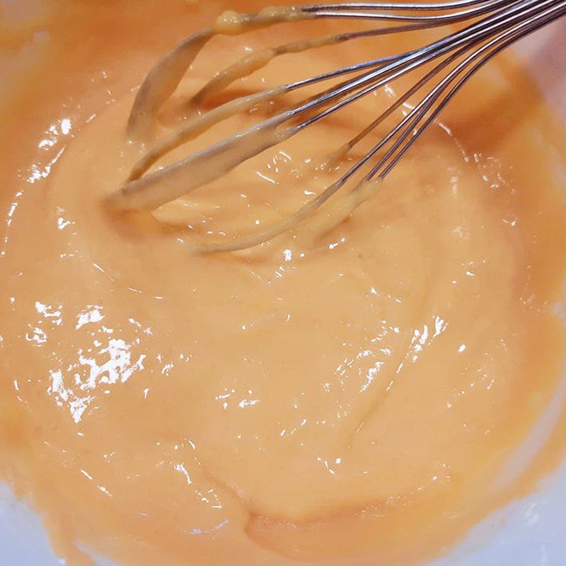 Step 2 Whip the egg yolks for the caramel peach sponge cake