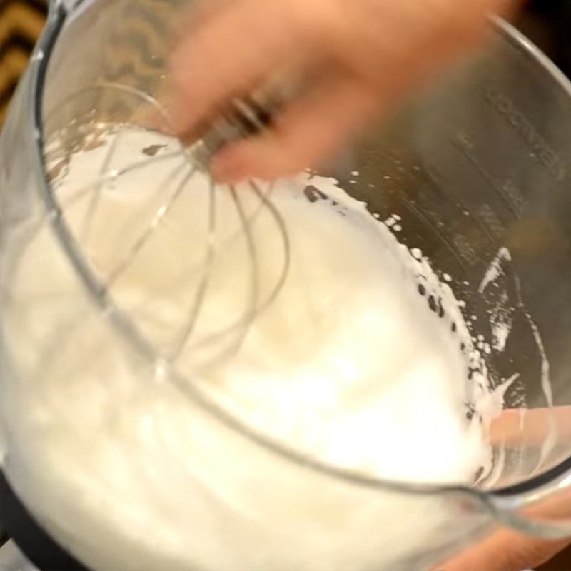 Step 3 Whipping egg whites and mixing the cake batter Heart-shaped chocolate cake