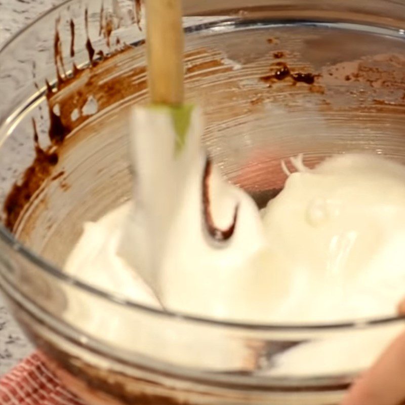 Step 3 Whipping egg whites and mixing the cake batter Heart-shaped chocolate cake