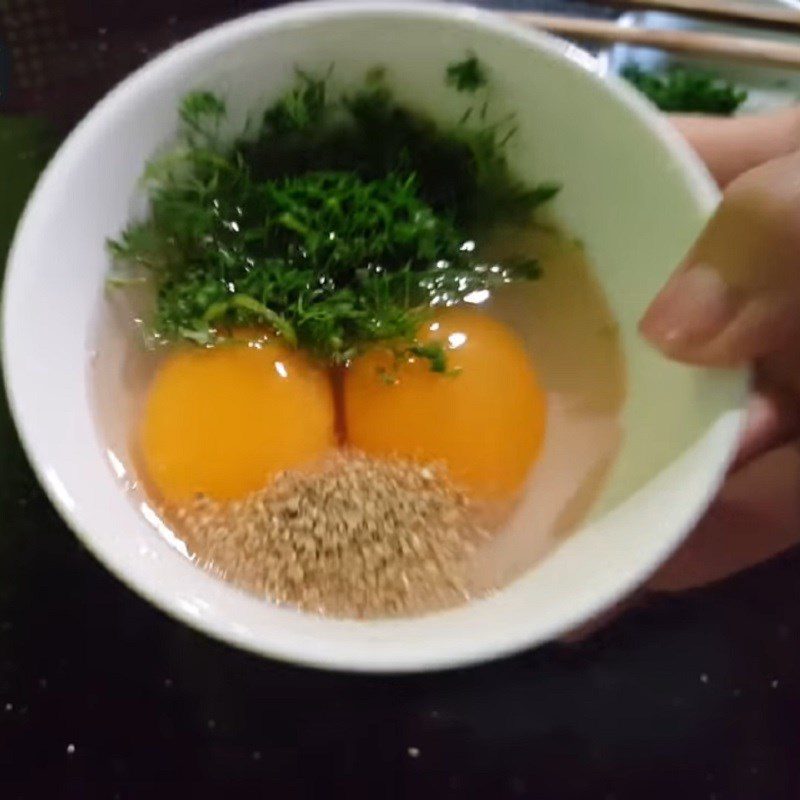 Step 2 Beat the eggs Stir-fried carrots with eggs