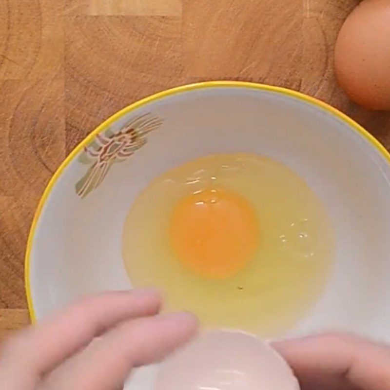 Step 4 Beat the eggs for fried oyster eggs Singapore