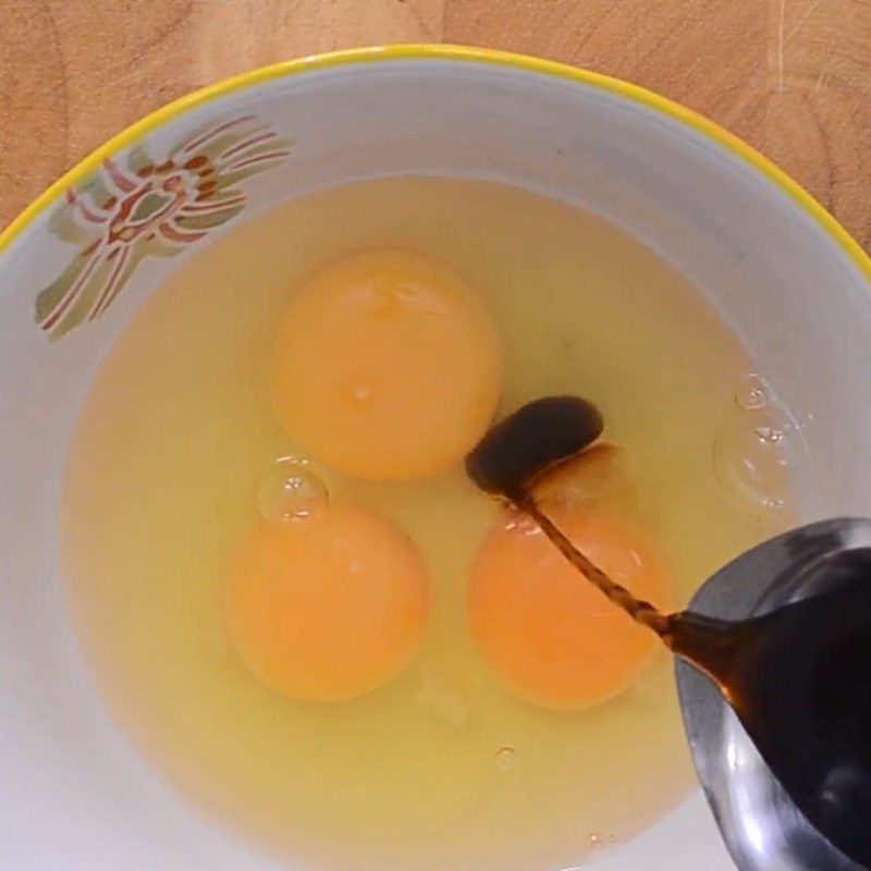 Step 4 Beat the eggs for fried oyster eggs Singapore