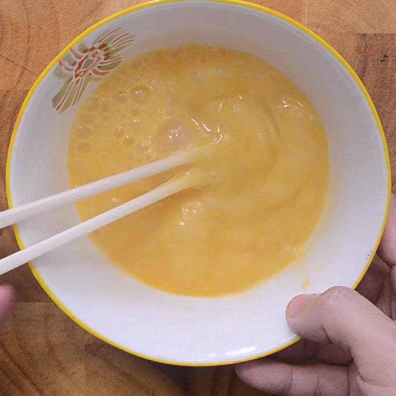 Step 4 Whisking eggs for Singapore-style oyster omelette