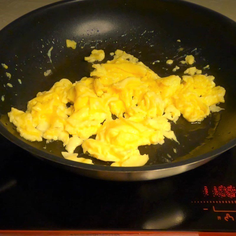 Step 2 Whisking and frying chicken eggs Cucumber stir-fried with eggs