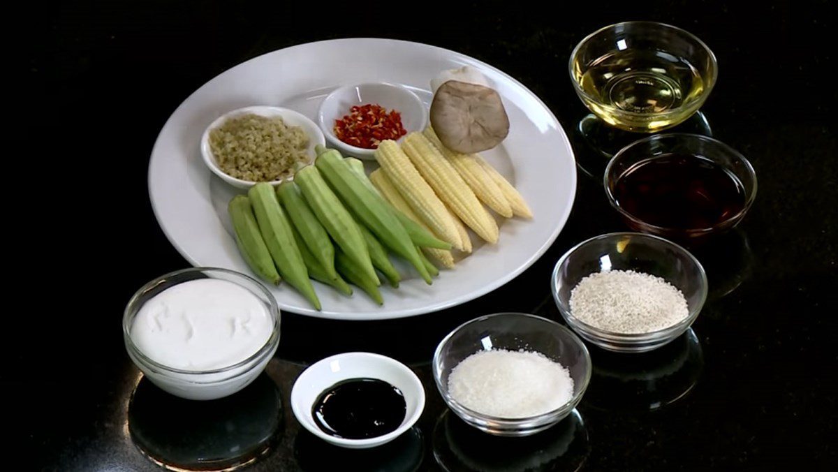 Ingredients for the dish of braised okra